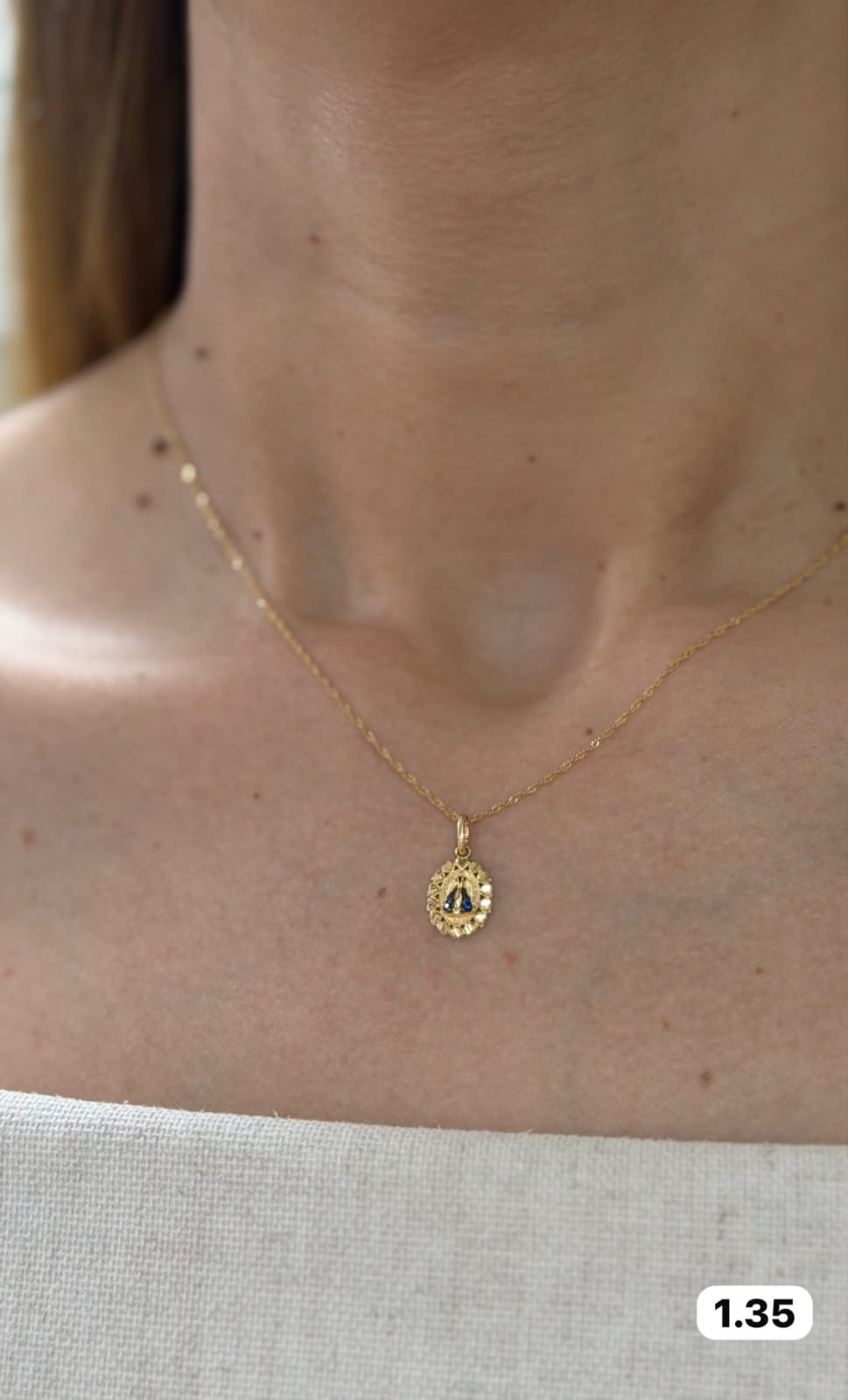 Colar em ouro com medalha de Nossa Senhora e pedra azul
